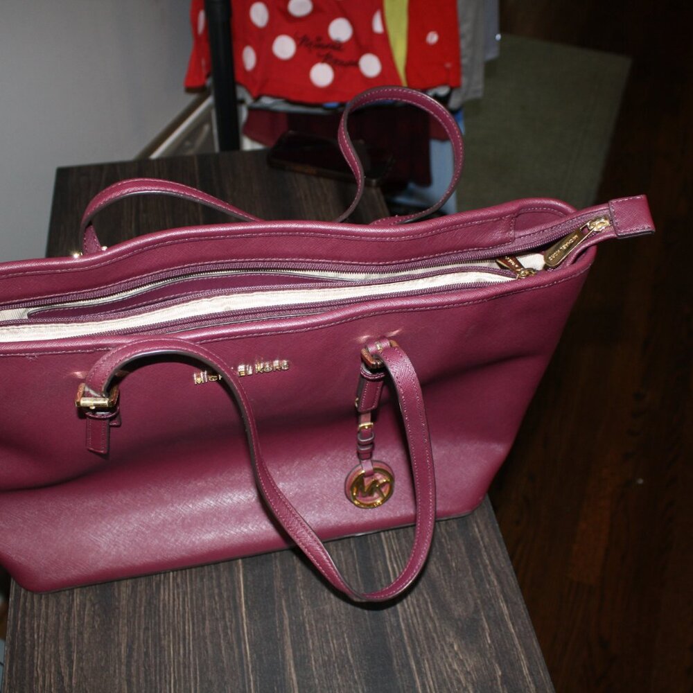 MICHAEL KORS JET SETTER (BURGUNDY) - Picture 5 of 8